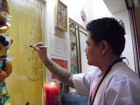 Ajahn Ves blessing at Siam Amulets