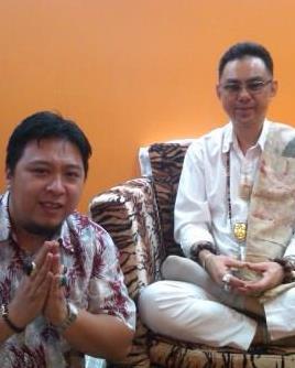 Ajahn Aik Yai with devotee at Siam Amulets