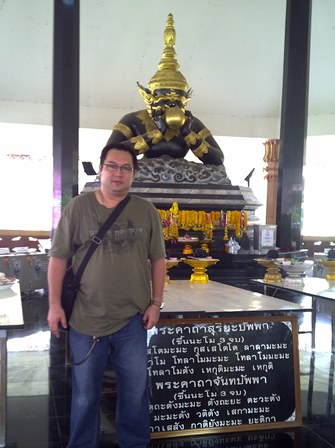 Anthony Tang at Wat Srisathong