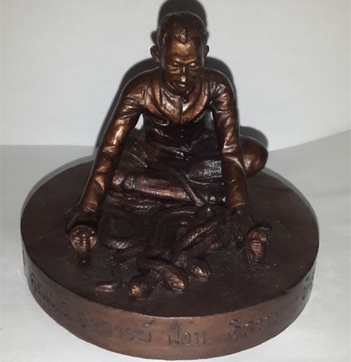 Ajahn Fon Bucha controling cobra - Aj Aik Yai